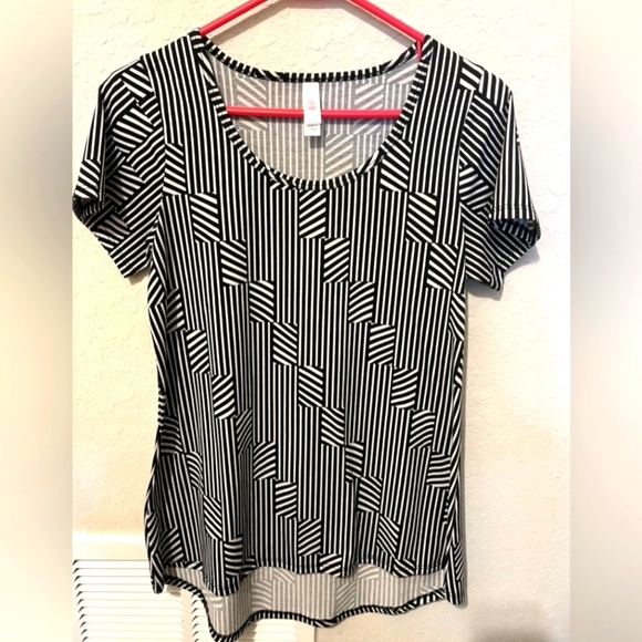 LuLaRoe Tops - ❤️ 3 For $18 LulaRoe Shirt High/Low Black & White Top EUC